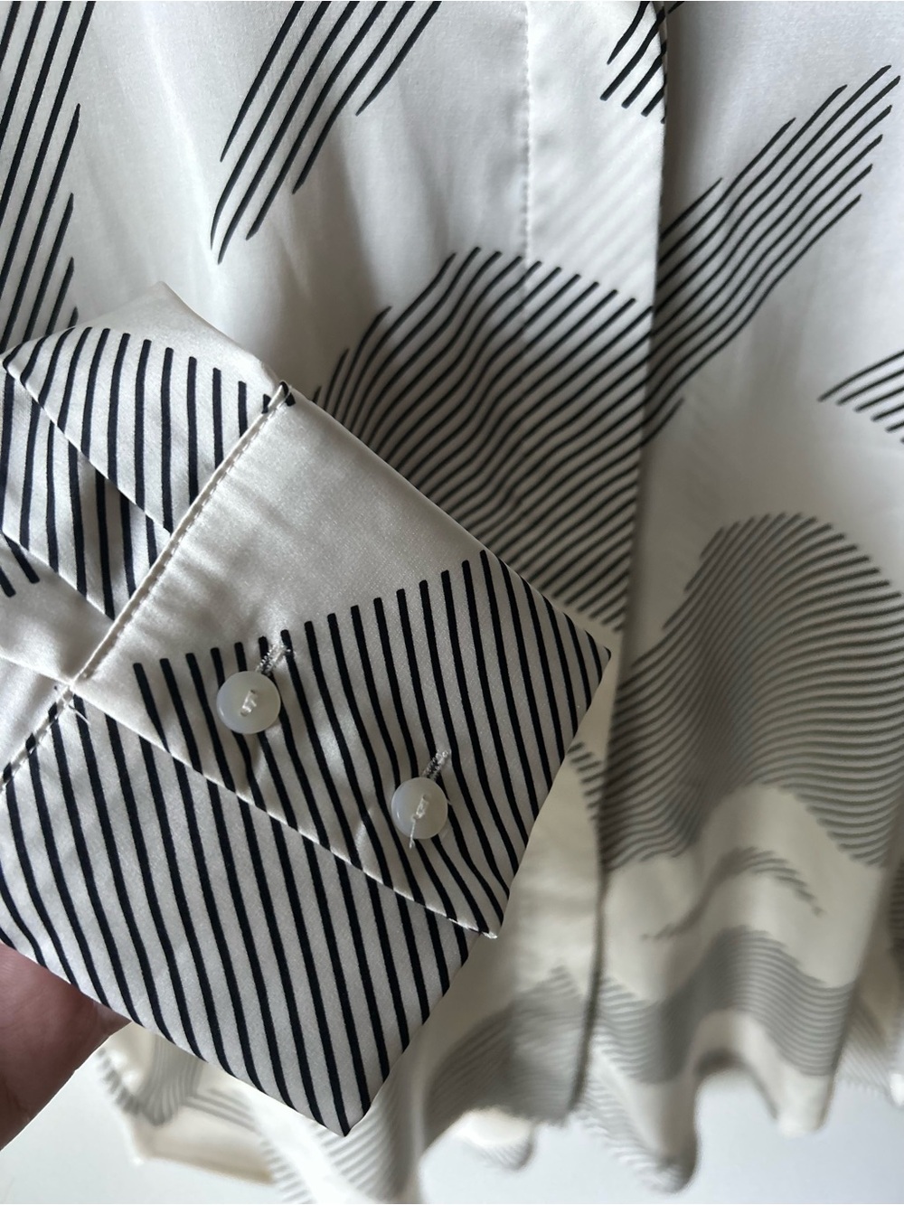 H&M Abstract Print Button Down Blouse Size Small Black & Ivory - Picture 6 of 7